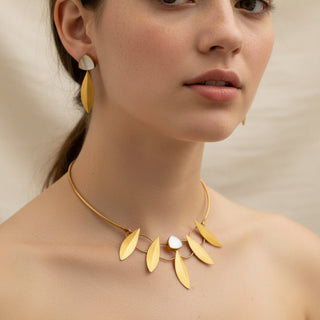 Gold necklace with leaf-like pendants 