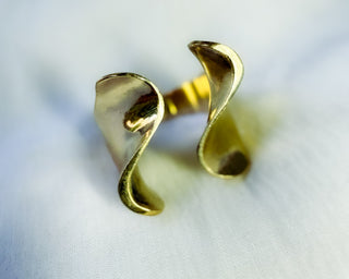 Wave Form – Moroccan Handcrafted Brass Sculptural Ring